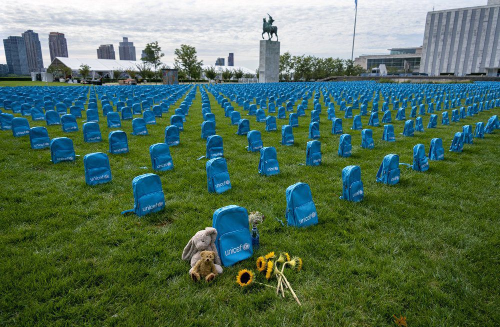 UNICEF exhibe una mochila por cada niño muerto en conflictos